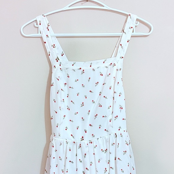 4/$10🎄Forever 21 White Romper w Ditsy Rose Pattern and Criss Cross Straps - Picture 2 of 13